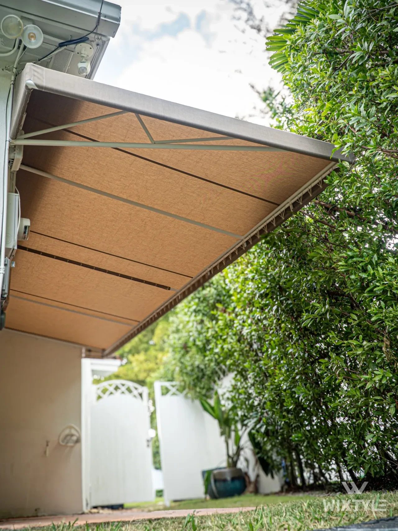 Retractable awning extended over backyard — WIXTYLE